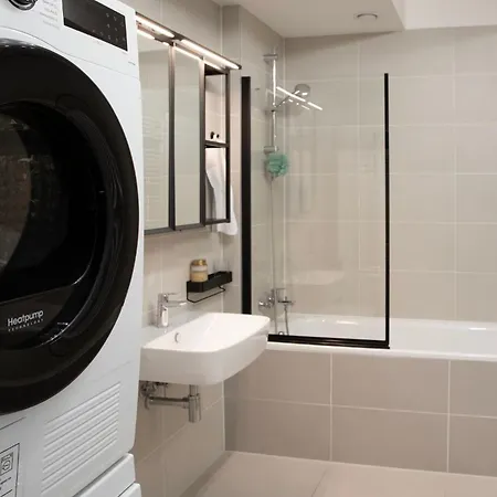 Skyline Flat Near Center By Richies *